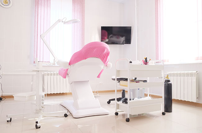 Kosmetikstudio Behandlungsraum mit Stuhl und Geräten